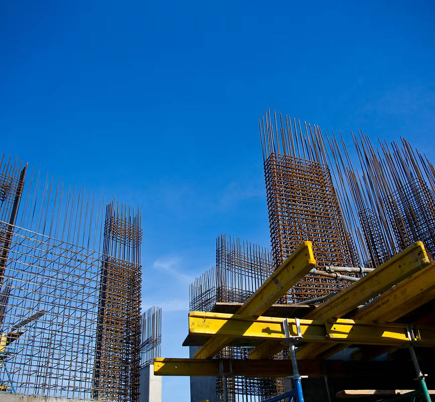 Armadura de aço e concretagem em obra — concreto armado e estruturas