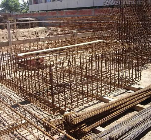 Ferragem e preparação de fundações em obra